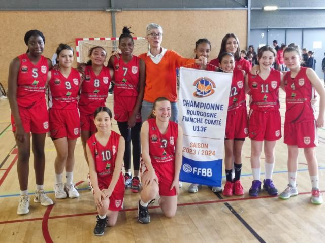 Félicitations à notre équipe U13 féminine qui remporte le titre régional pour la saison 2023/2024! 

Bravo à Lyha, Sherine, Chloé, Lucie, Sarah, Marie-Therese, Clementine, Neila, Sherazade, Manel, Louna et bravo aux coachs Catherine et Kenza! 

🔴⚪️