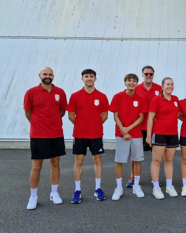 Le camp d’été est aussi synonyme de reprise pour les jeunes entraîneurs en formation chez @formapichalon. 
Cette année nous retrouvons Jade, Kenza, Lilou, David, Thomas, Hugo et Rafael, et nous accueillons Louis, Nolan, Baptiste et Enzo, accompagnés de leur directeur Alexis Sangouard et de l’expérimenté Pascal Bourgeois 😊  Nous leur souhaitons une très bonne reprise! 🔴⚪️